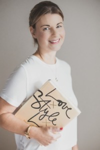 Dagmar Schäfer - Stil-Coach Dagmar Schäfer mit Laptop- Schrank trifft Stil - Capsule Wardrobe Beratung