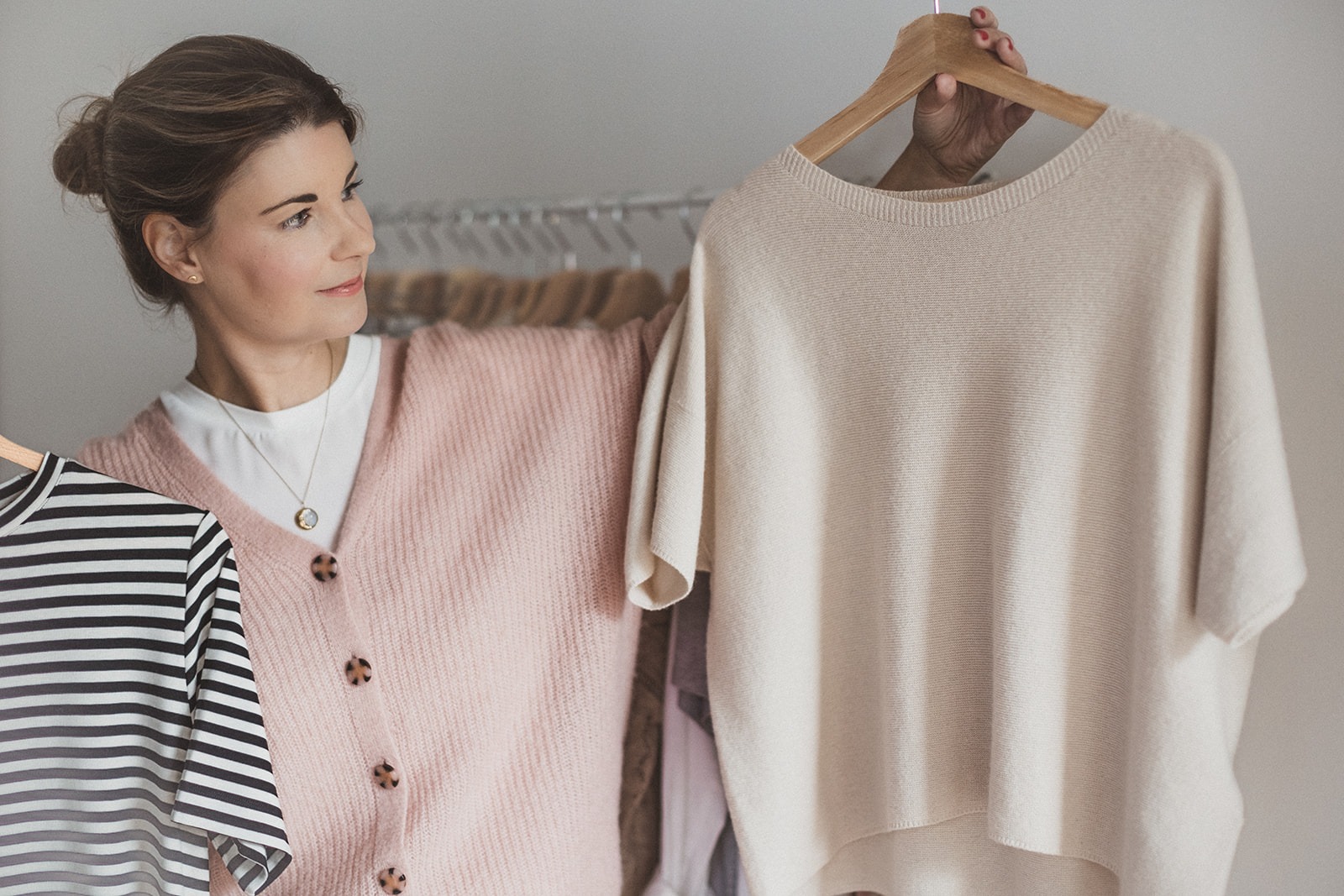 Dagmar Schäfer vor Kleiderstange Dagmar Schäfer mit Capsule Wardrobe an Kleiderstange