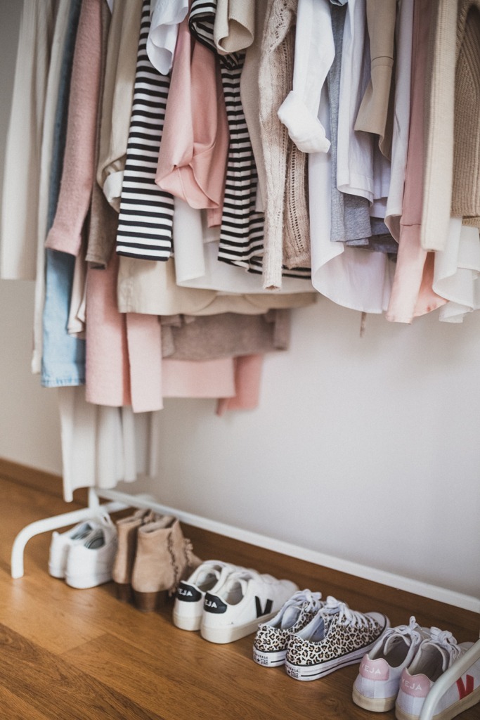 Capsule Wardrobe an Kleiderstange