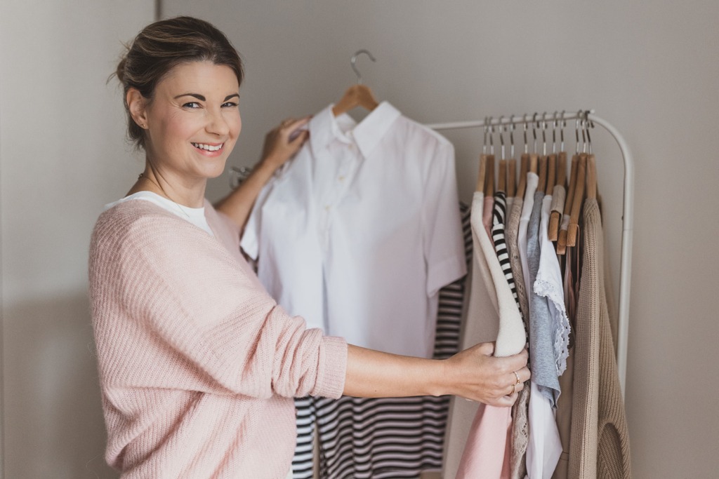 Dagmar Schäfer mit Capsule Wardrobe an Kleiderstange