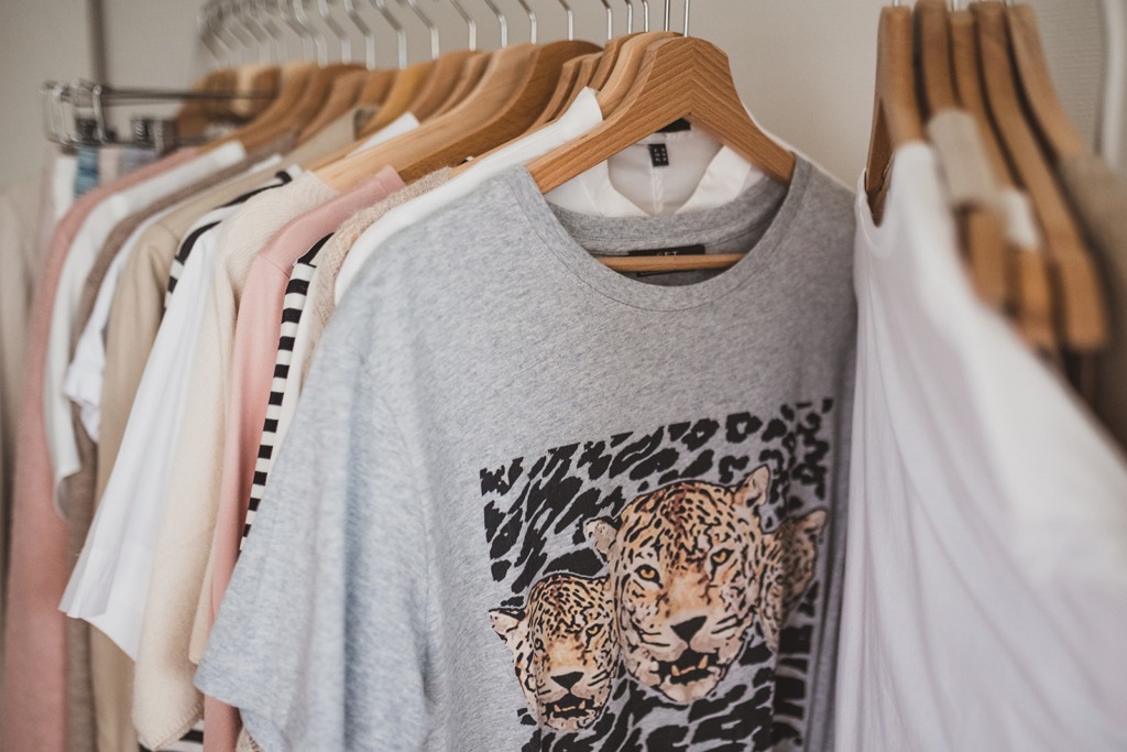 Kleiderstange mit Capsule Wardrobe - Statement-Piece mit Aufdruck sichtbar