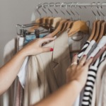 Dagmar Schäfer mit Capsule Wardrobe an Kleiderstange
