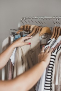 Dagmar Schäfer mit Capsule Wardrobe an Kleiderstange