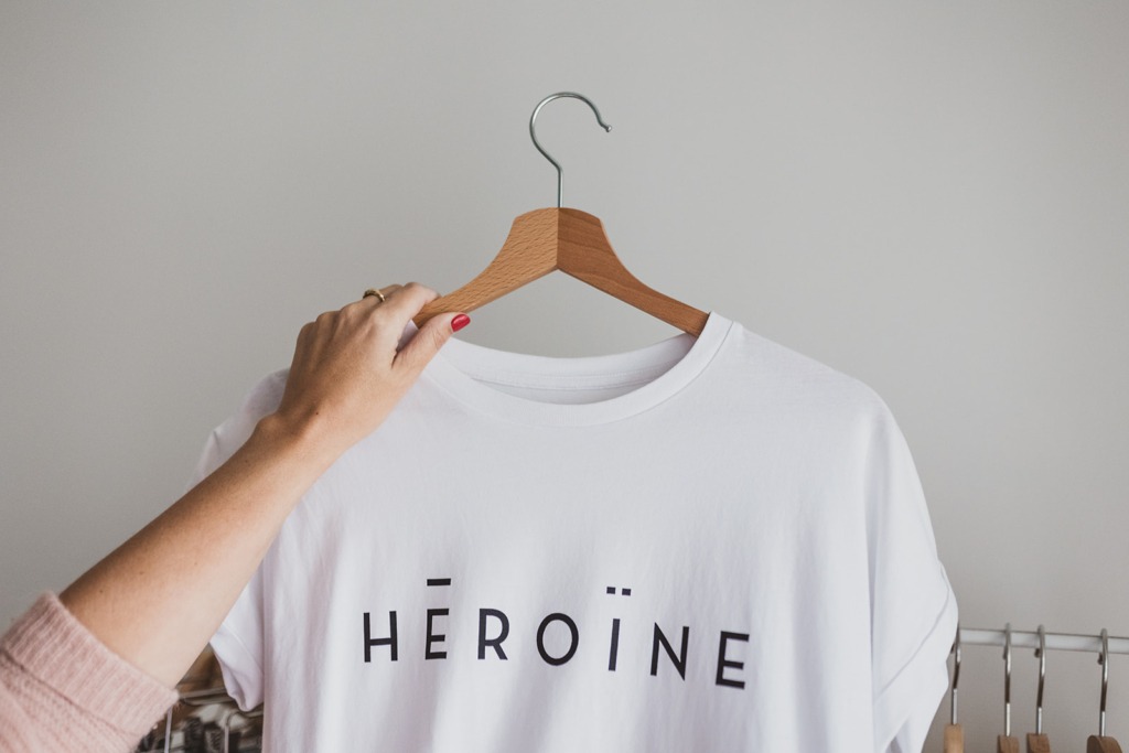 Dagmar Schäfer hält Lieblingstück aus der Capsule Wardrobe hoch