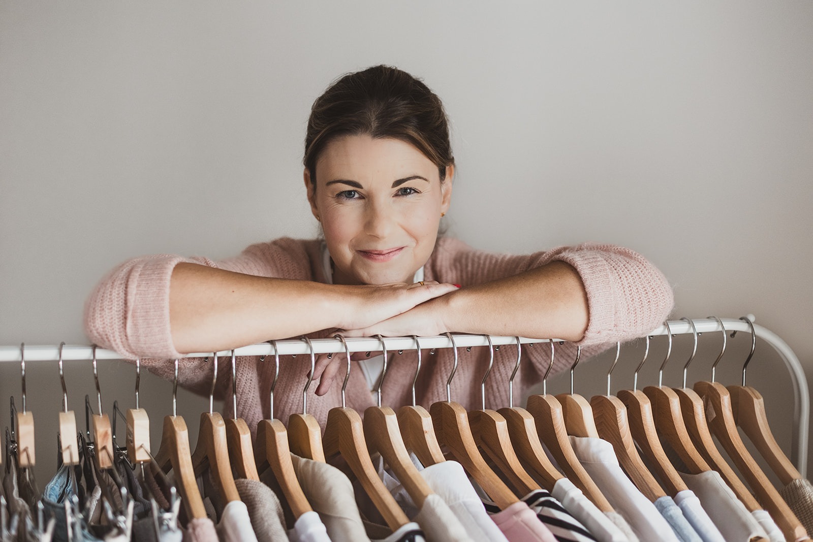 Capsule Wardrobe an Kleiderstange, Dagmar Schäfer steht dahinter